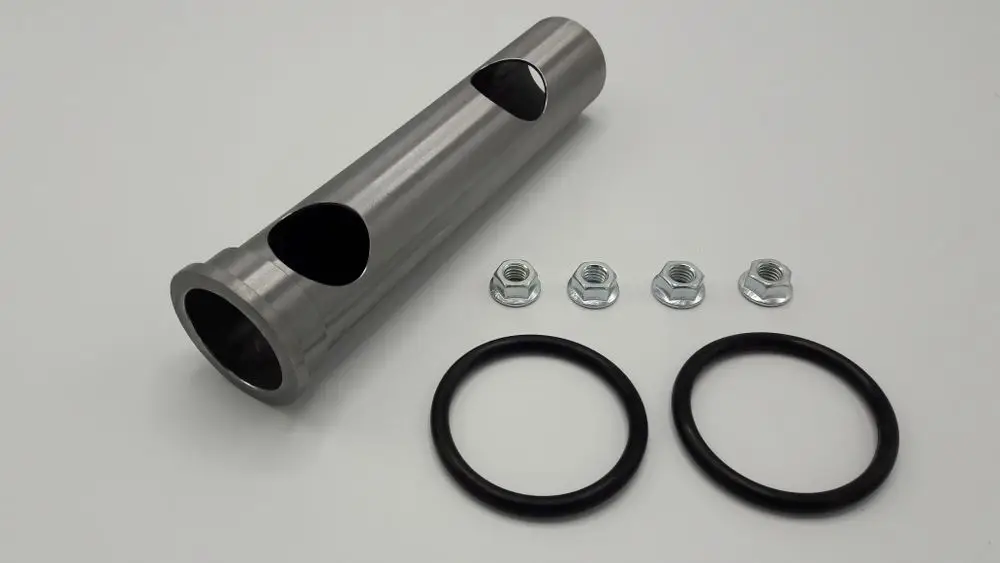 Edelstahlrohr mit mehreren Öffnungen, zwei schwarze O-Ringe und drei Metallmuttern. Teil eines Wasserverteilungssystems von Remeha.
